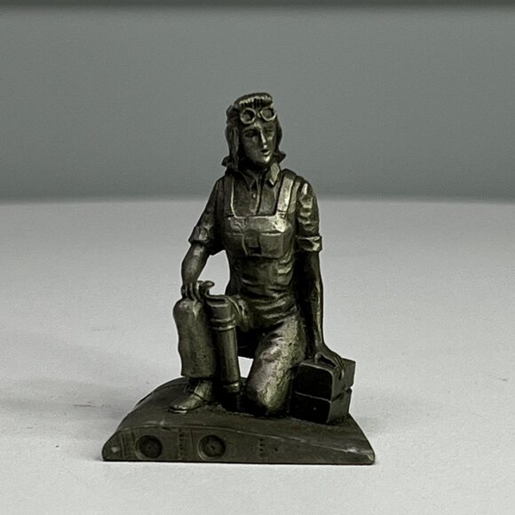 Franklin Mint Pewter Figurine "Giving Her All" 1938-1947 Collectible From 1980 - Picture 3 of 9
